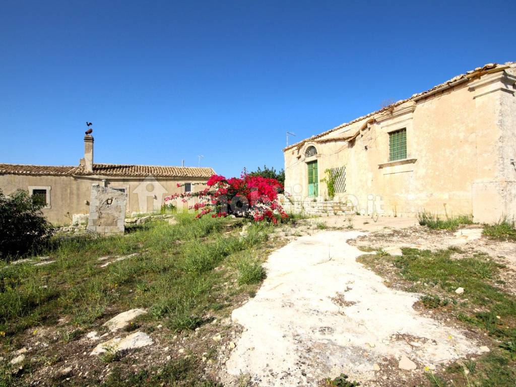 caseggiati con piscina vista mare a noto 36