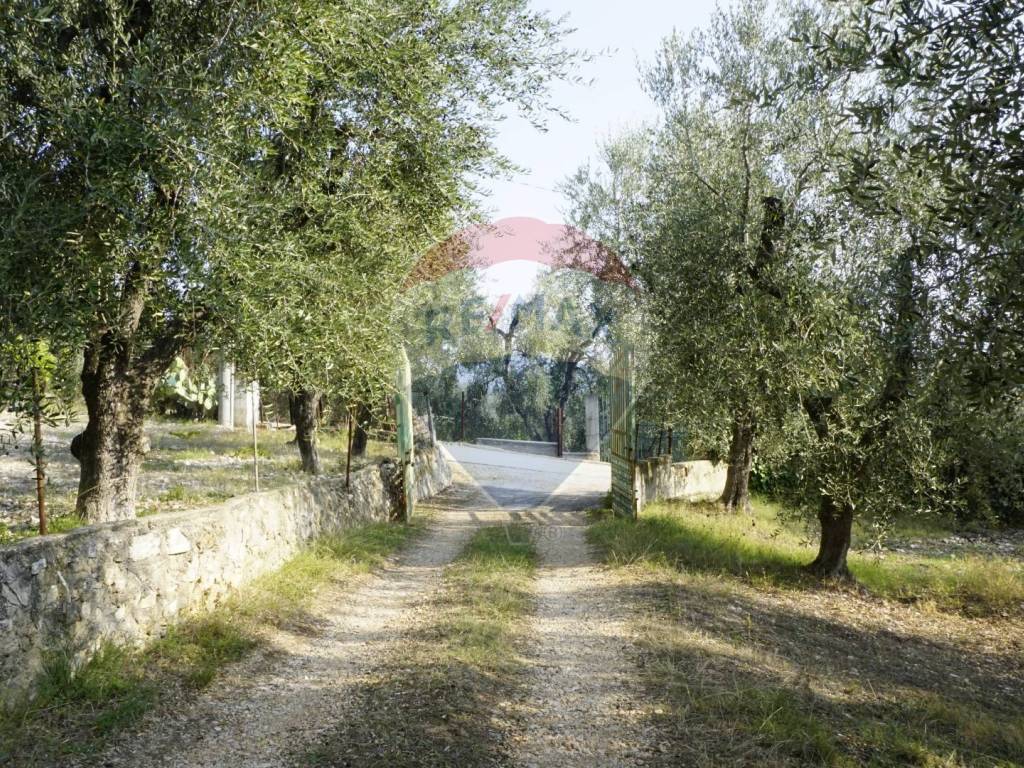 strada che conduce alla proprietà