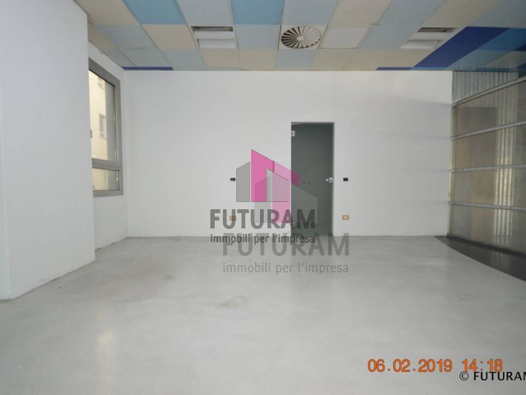 NEGOZIO VETRINATO AL PIANO TERRA