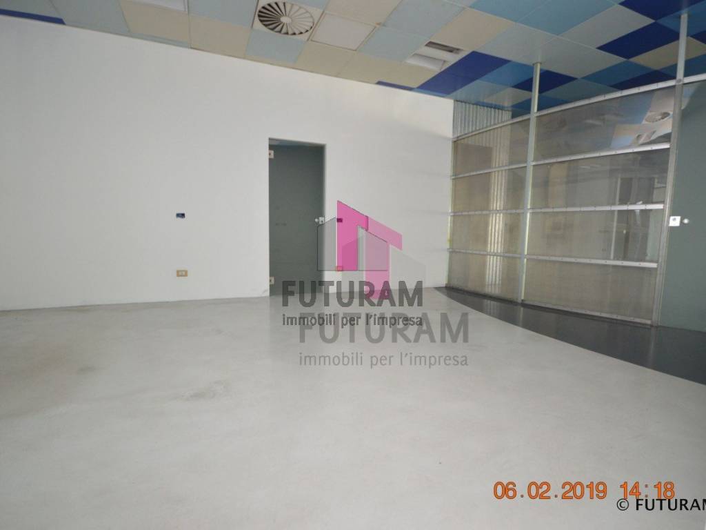 NEGOZIO VETRINATO AL PIANO TERRA