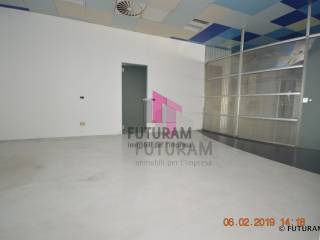 NEGOZIO VETRINATO AL PIANO TERRA