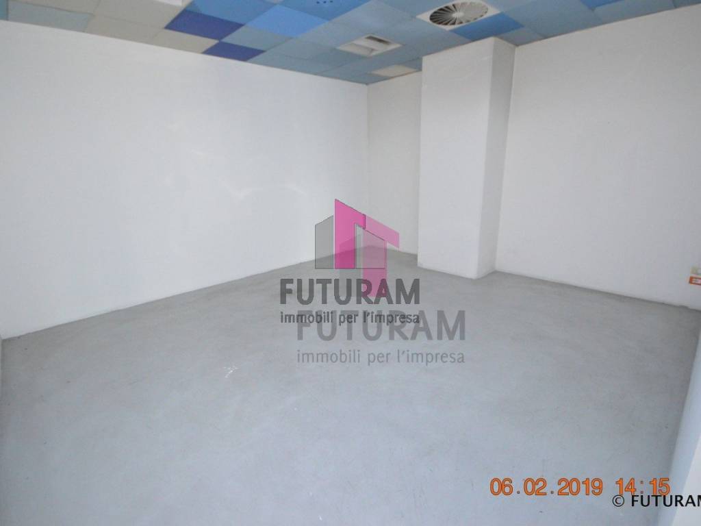 NEGOZIO VETRINATO AL PIANO TERRA