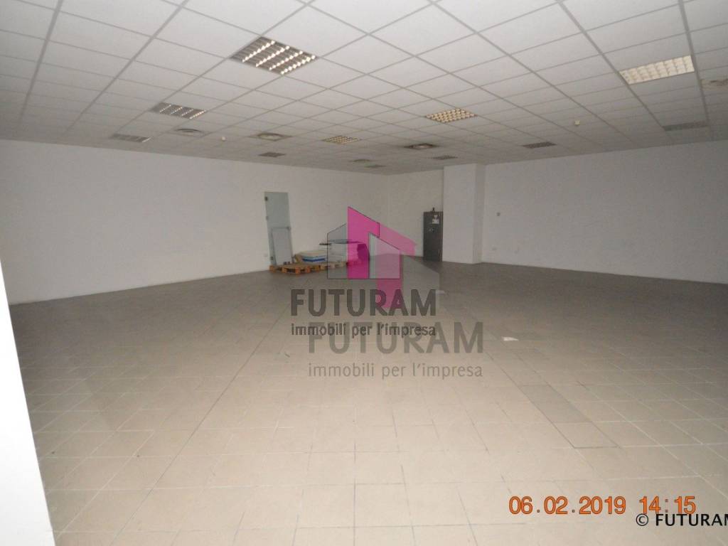 NEGOZIO VETRINATO AL PIANO TERRA