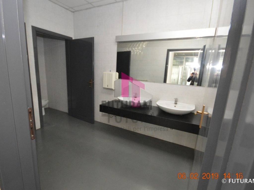 NEGOZIO VETRINATO AL PIANO TERRA