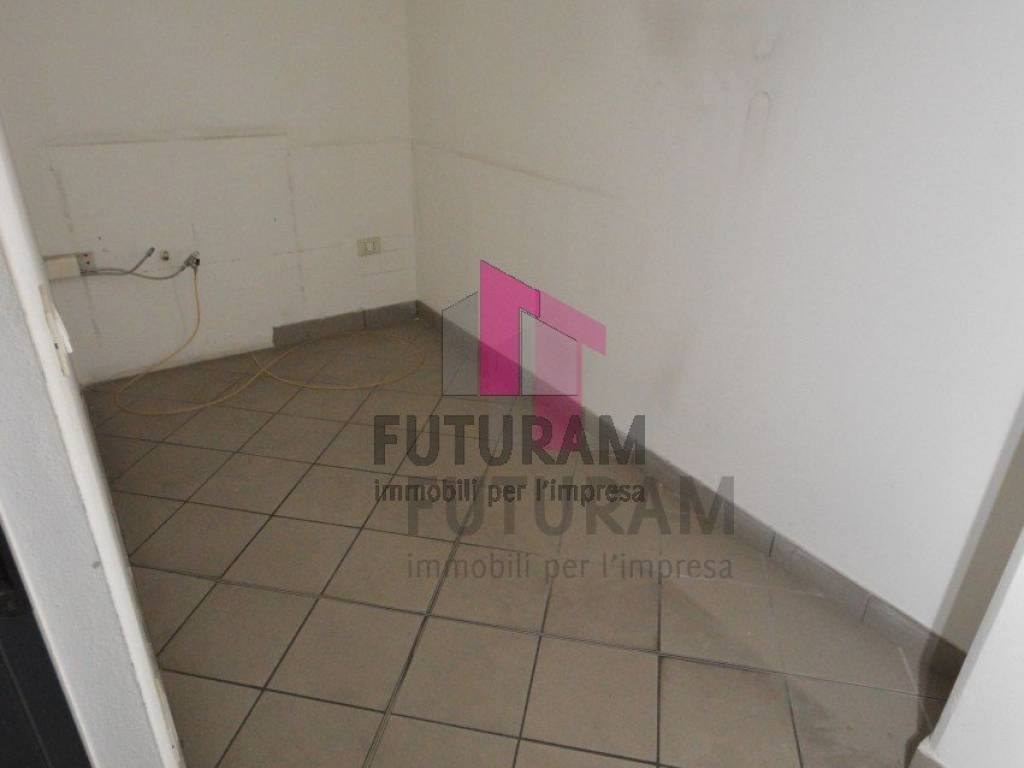 NEGOZIO VETRINATO AL PIANO TERRA