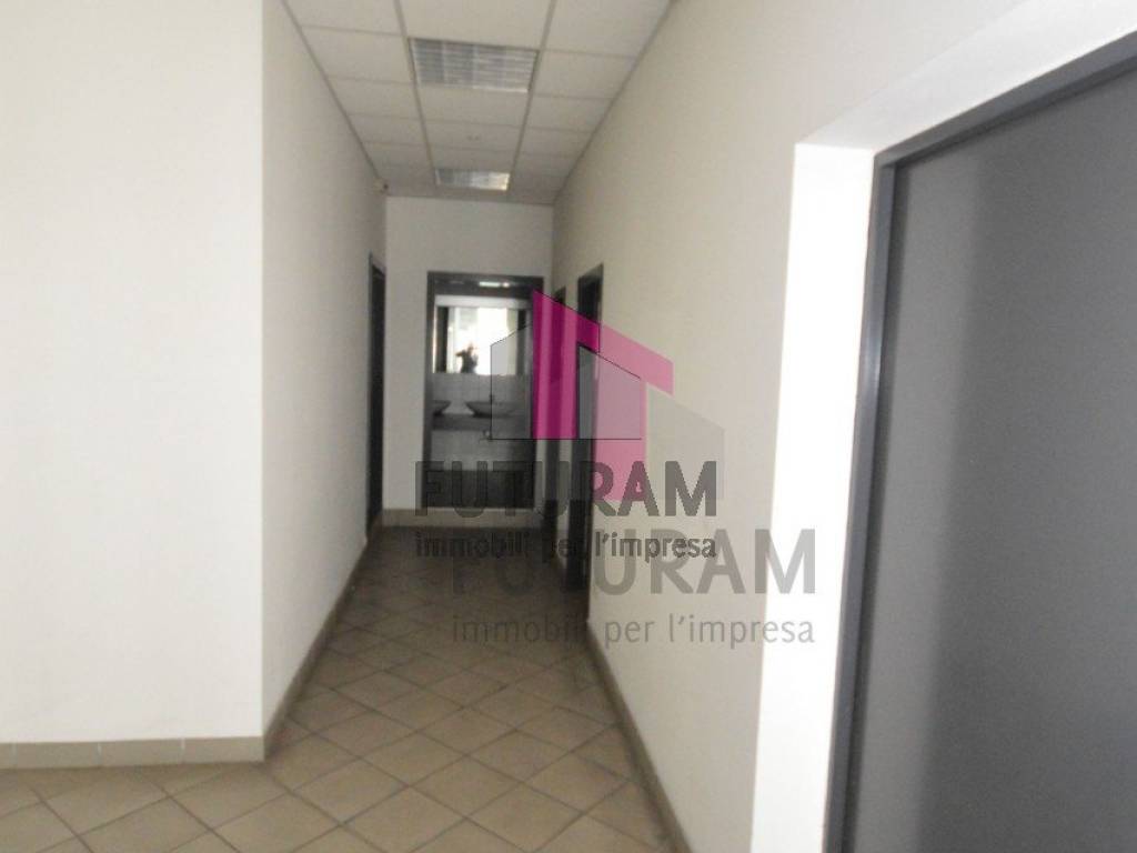 NEGOZIO VETRINATO AL PIANO TERRA