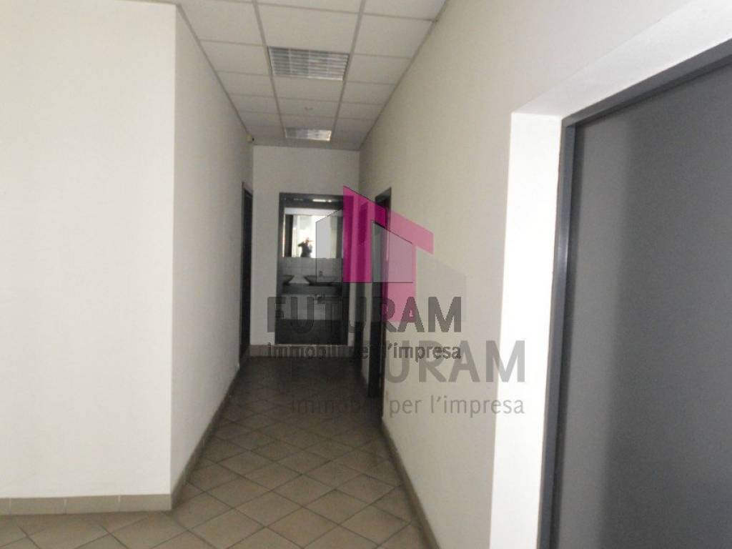 NEGOZIO VETRINATO AL PIANO TERRA