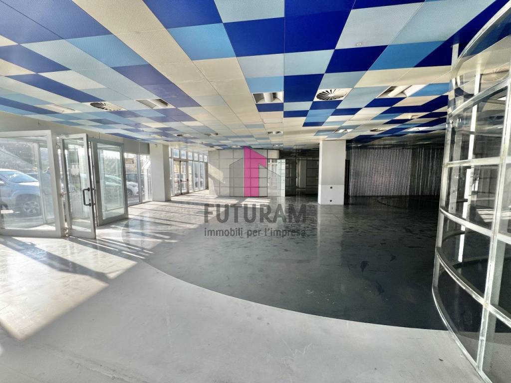 NEGOZIO VETRINATO AL PIANO TERRA