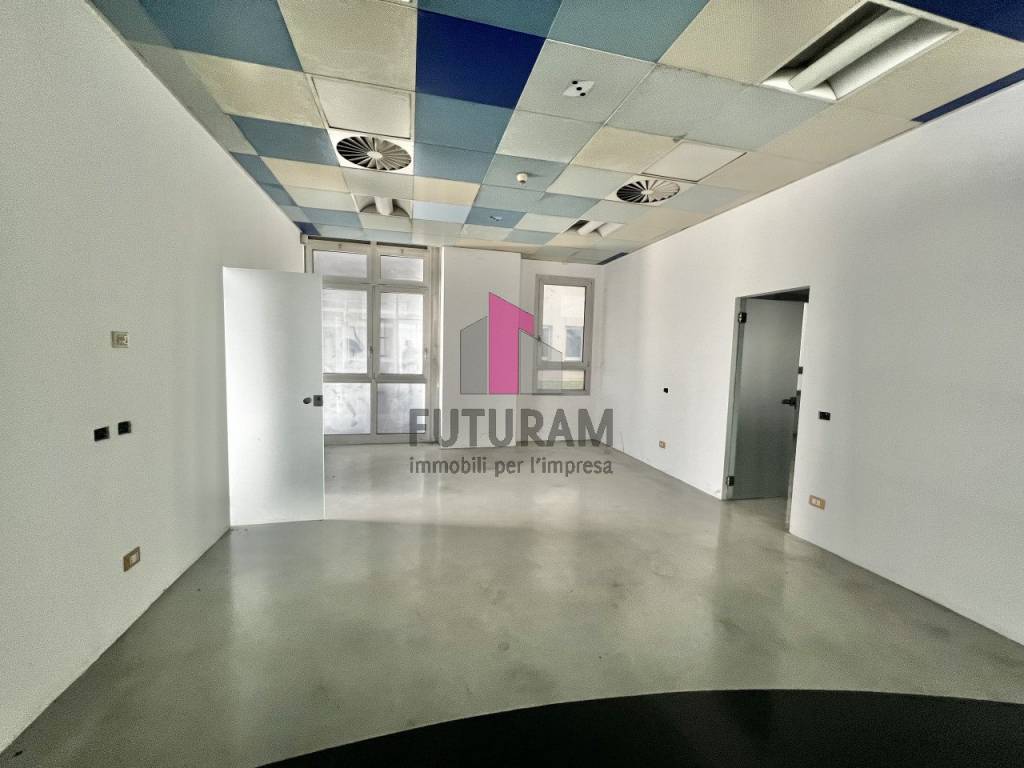 NEGOZIO VETRINATO AL PIANO TERRA