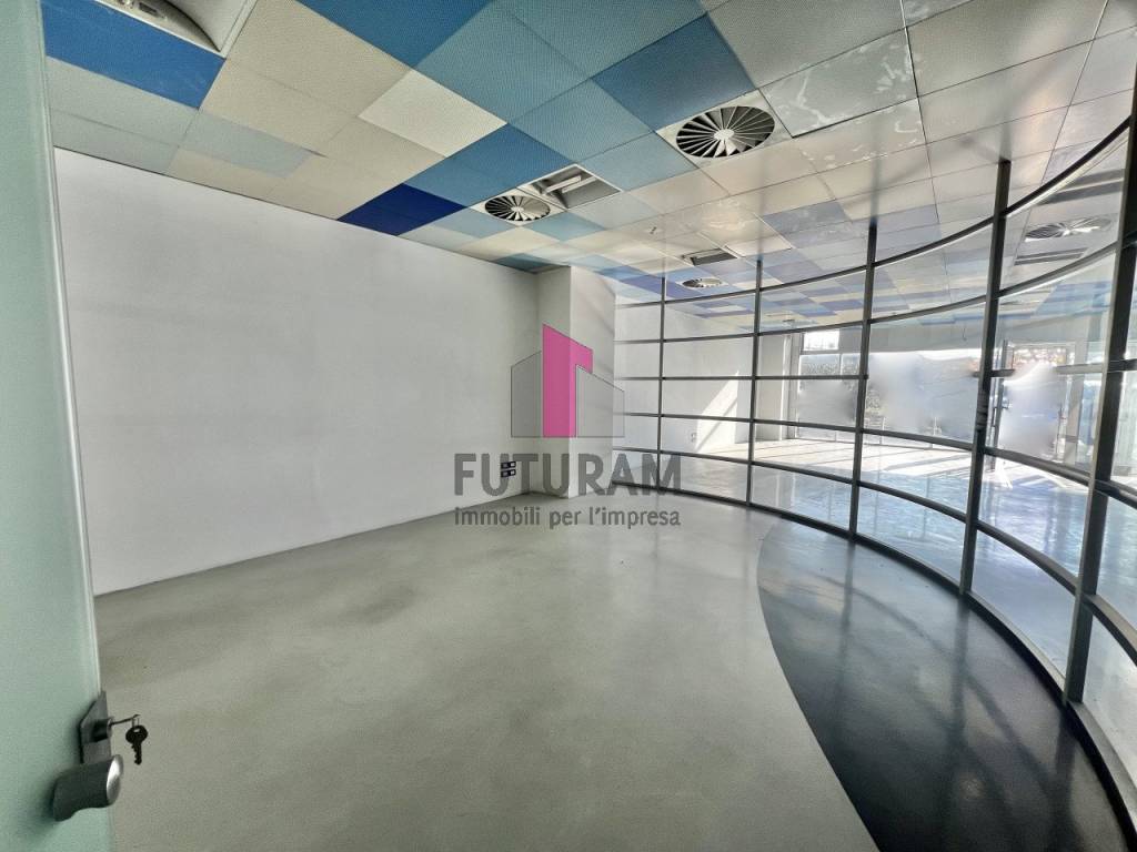 NEGOZIO VETRINATO AL PIANO TERRA