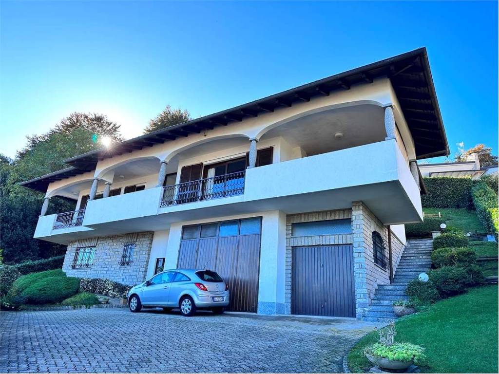 Vendita Villa unifamiliare Baveno. Buono stato, posto auto, con ...