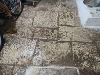 Particolare della pavimentazione tipica in "chianche" di uno del vano più antico