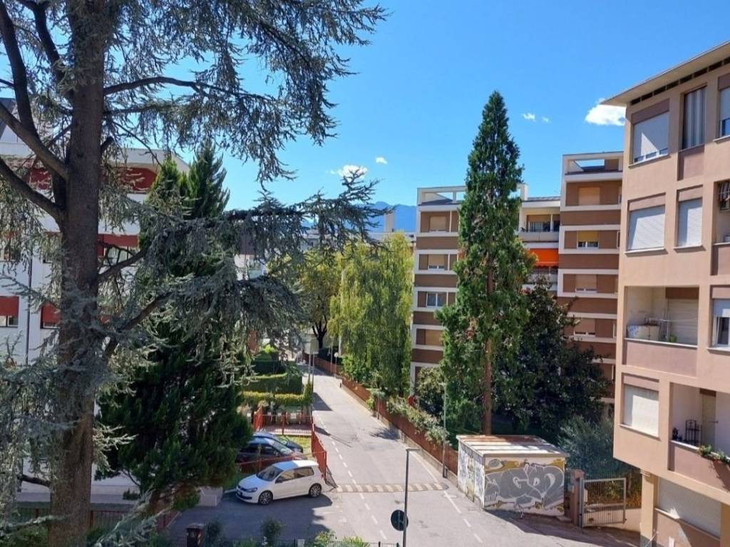Vendita Appartamento Bolzano. Quadrilocale in via della Visitazione 19B.  Ottimo stato, secondo piano, posto auto, con balcone, riscaldamento  centralizzato, rif. 107537313