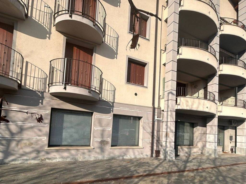 Locale commerciale via carlo ferrario 23, centro, besana in brianza