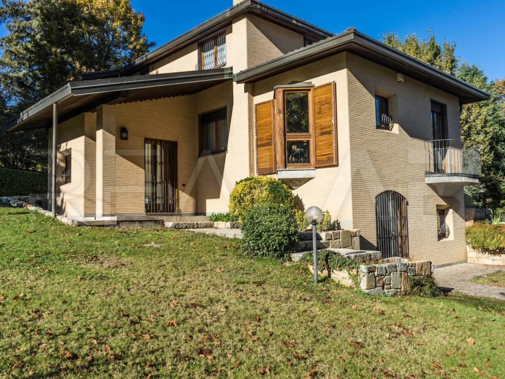 Vendita Villa unifamiliare Venegono Superiore. Buono stato, posto auto