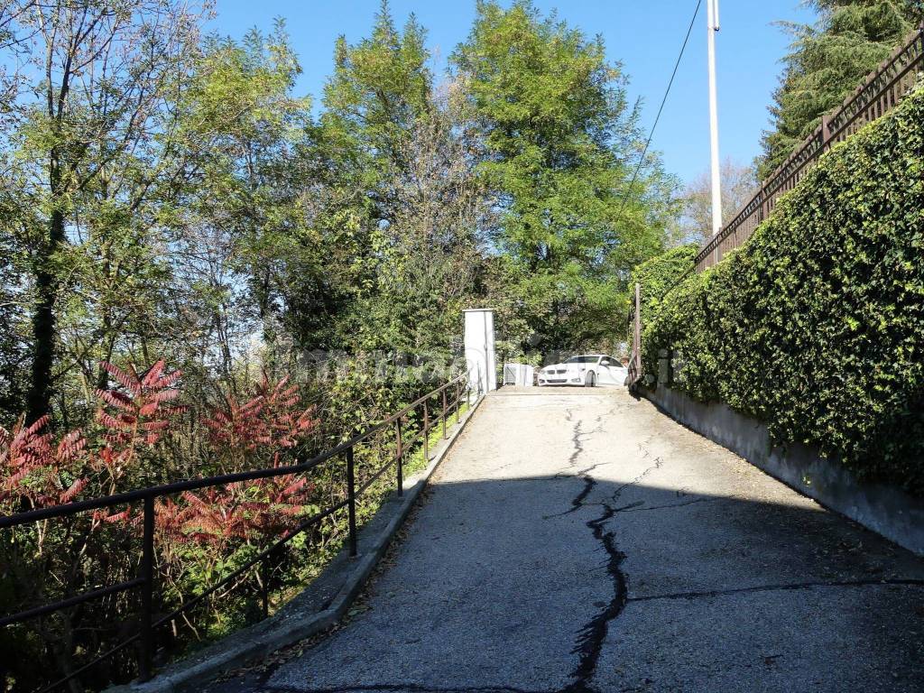 strada di accesso alla villa