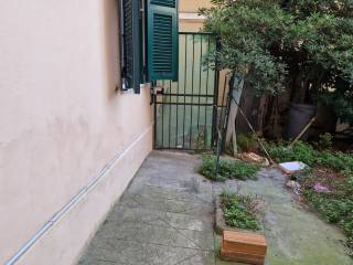 giardino con cancellod i accesso da altra propriet