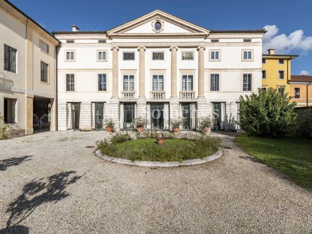 facciata principale della villa