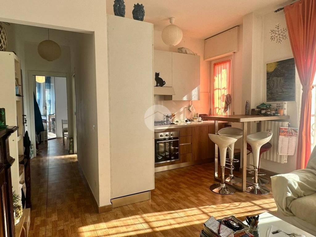 Soggiorno con cucina a vista e accesso al terrazzo