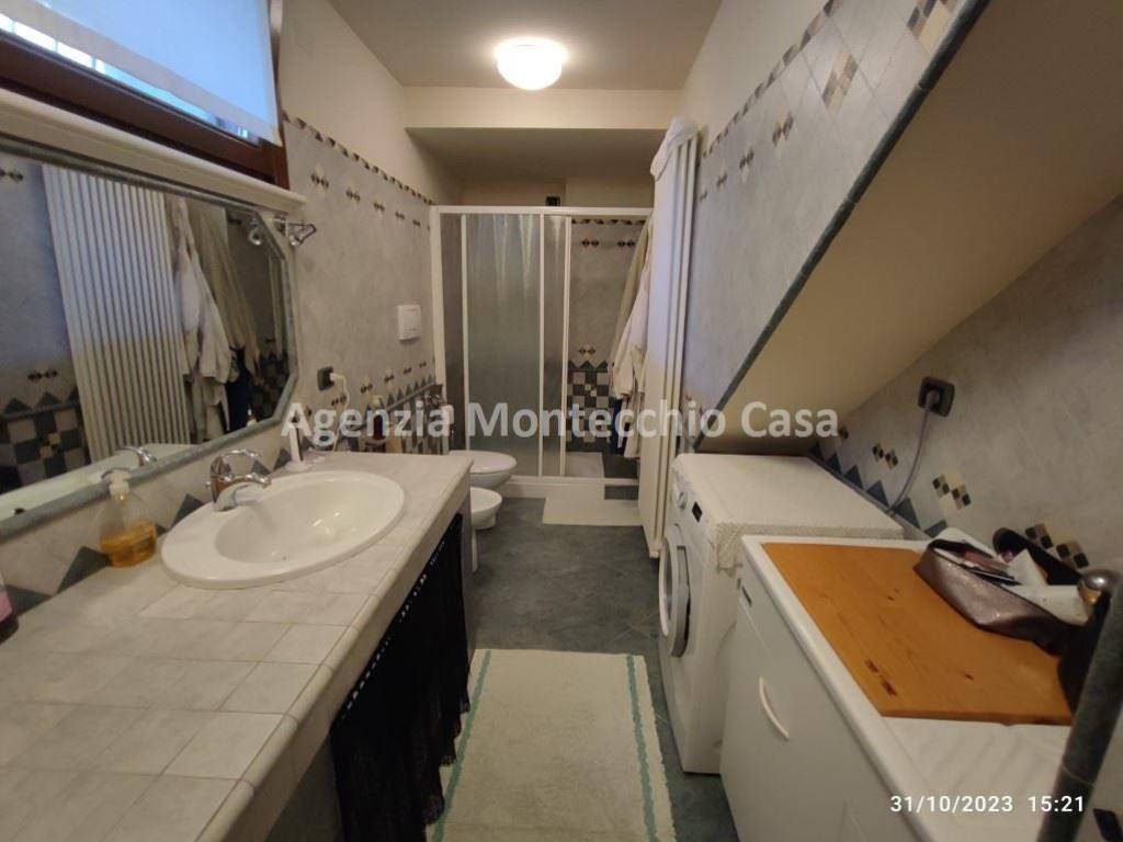 il bagno/lavanderia in garage