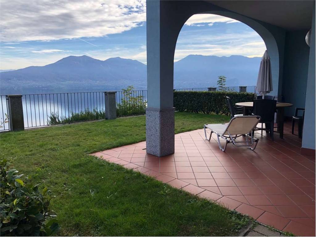 Terrazza con giardino vista lago