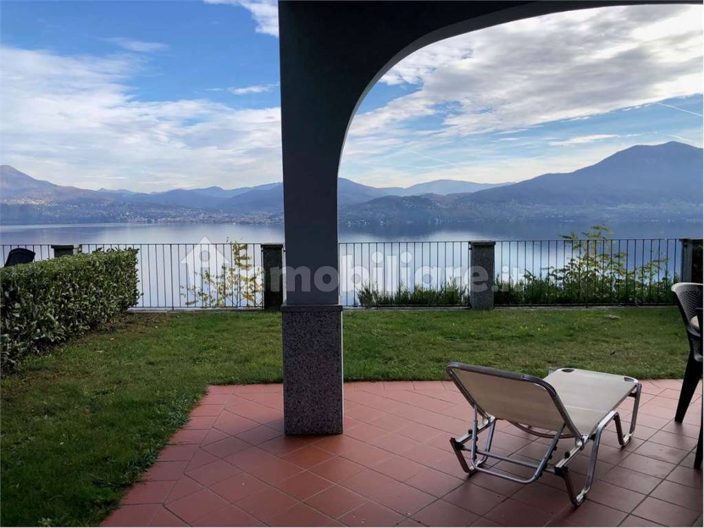 Terrazza con giardino vista lago