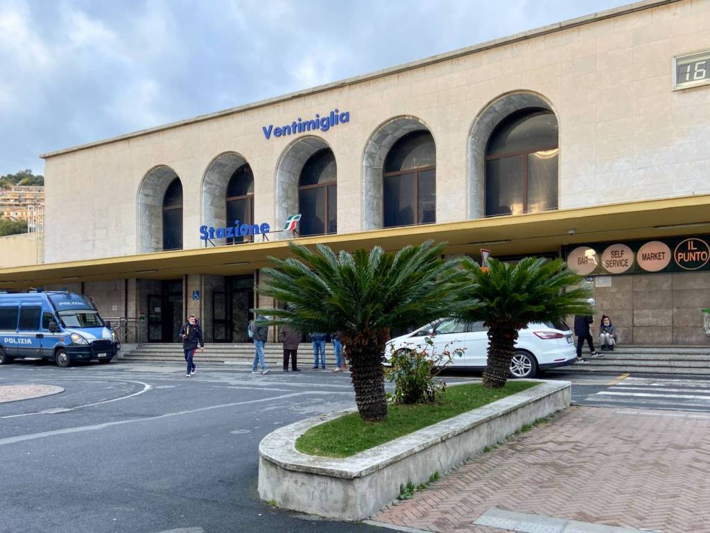 Negozio - locale commerciale via della stazione 10, centro città, ventimiglia