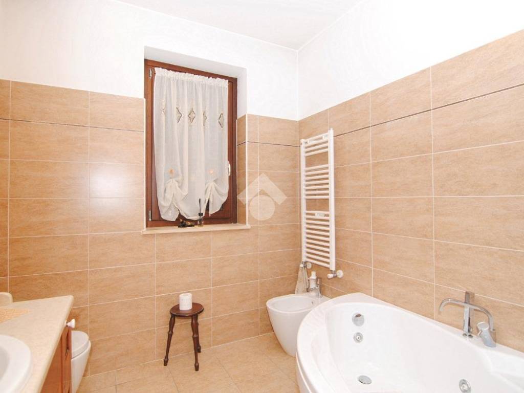 bagno finestrato con vasca idromassaggio