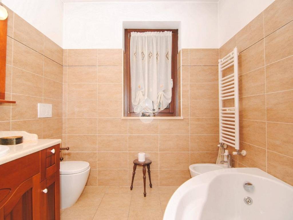 bagno finestrato con vasca odromassaggio