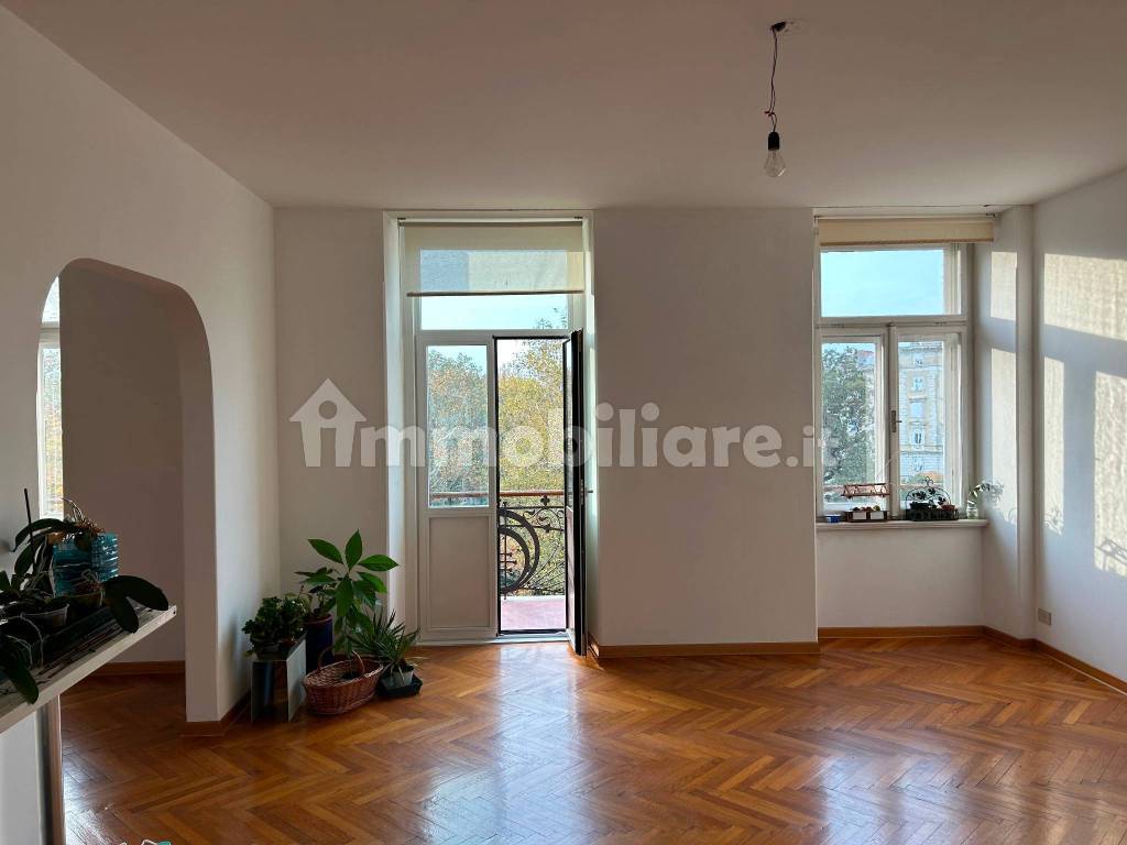 Rent Apartment Trieste. 3room flat in via Alessandro Volta 12. Good