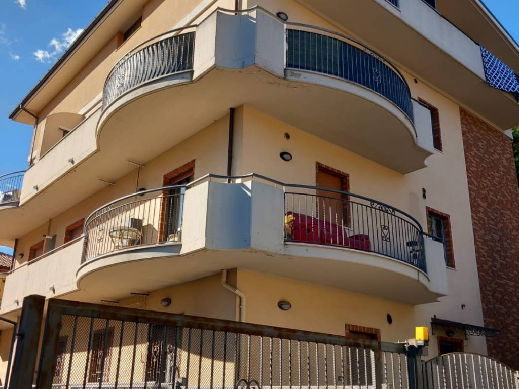 Vendita Appartamento Pescara. Trilocale in via Sella di Corno. Buono stato,  primo piano, posto auto, con terrazza, riscaldamento autonomo, rif.  107656351