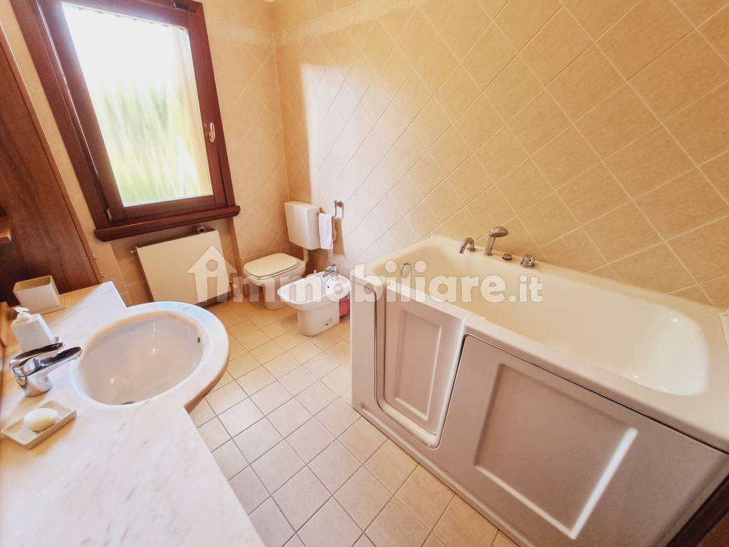 bagno finestrato con vasca