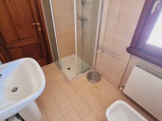 bagno finestrato  con box doccia