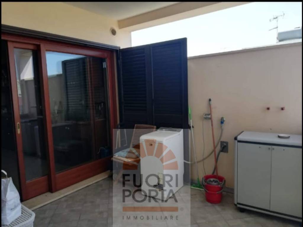 Veranda retrostante con angolo lavanderia