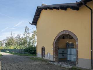 CASA INDIPENDENTE CON PORTICI E BOX