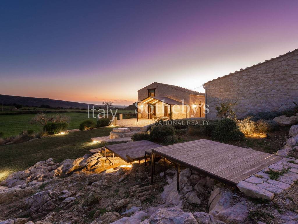 Il Casale con la piscina di notte