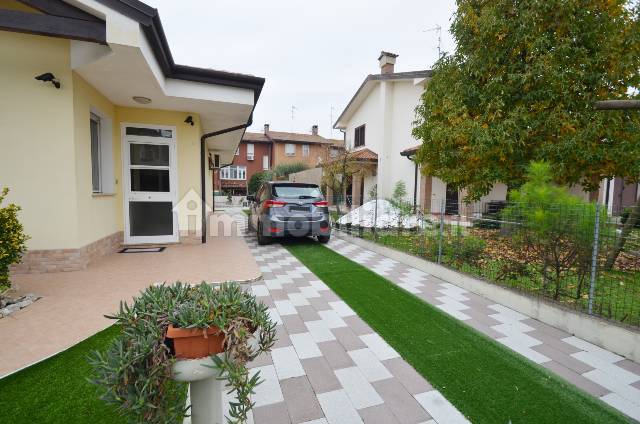 giardino con posto auto interno