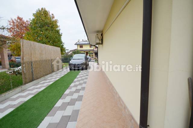 giardino con posto auto interno