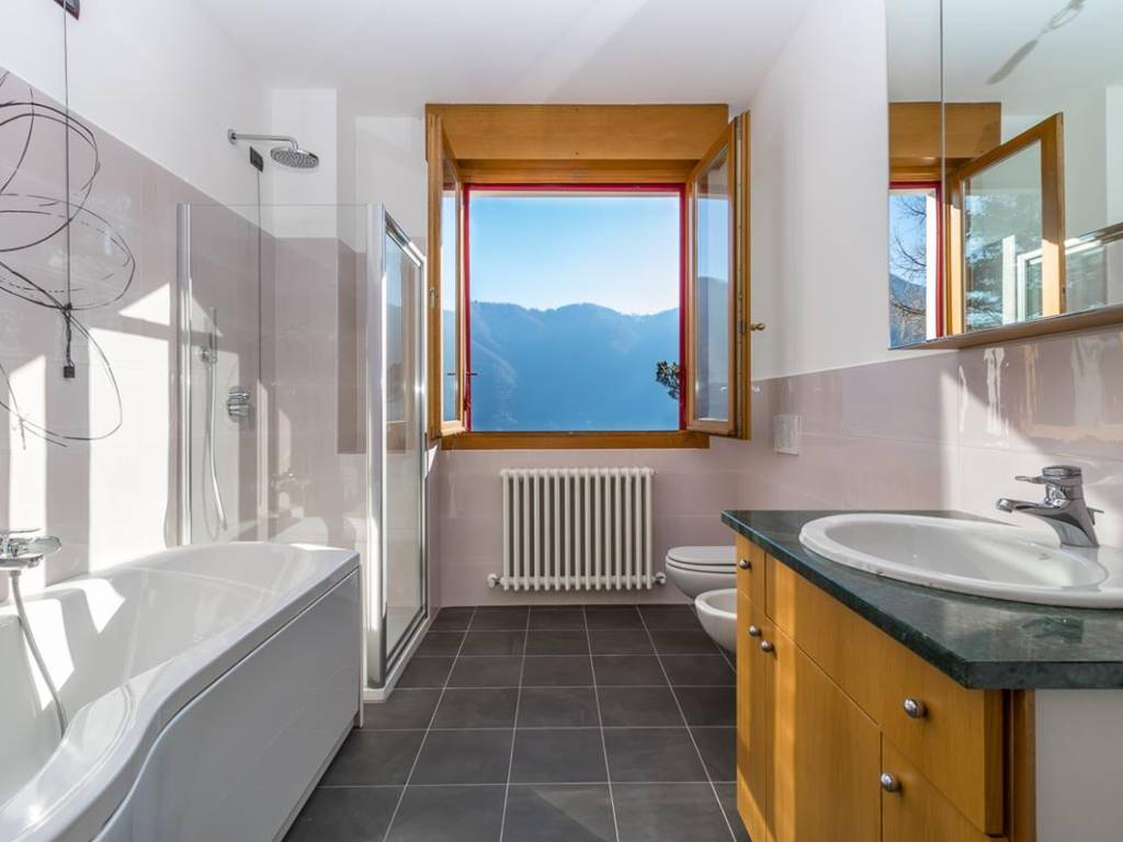 Villa a Cernobbio in zona collinare con vista lago