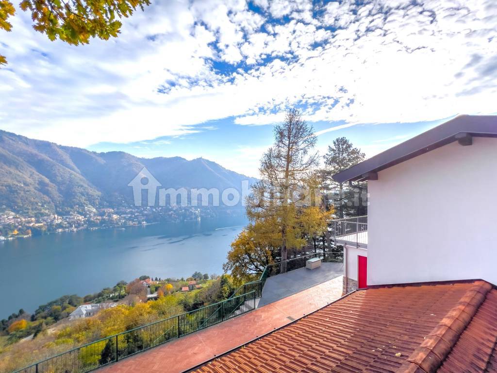 Villa a Cernobbio in zona collinare con vista lago