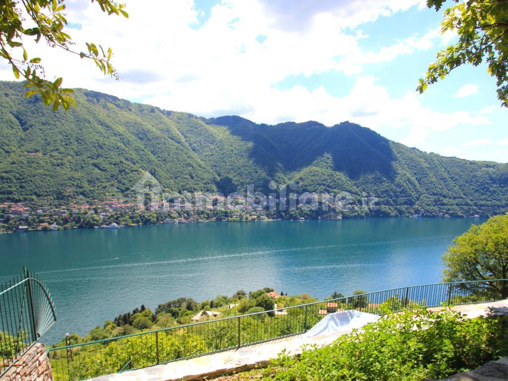 Villa a Cernobbio in zona collinare con vista lago