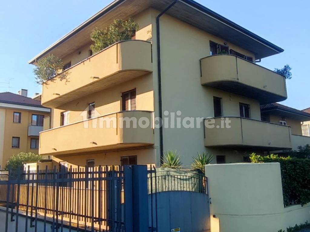 Rent Apartment Desio. 3room flat in via Ambrogio Bergognone 14. With