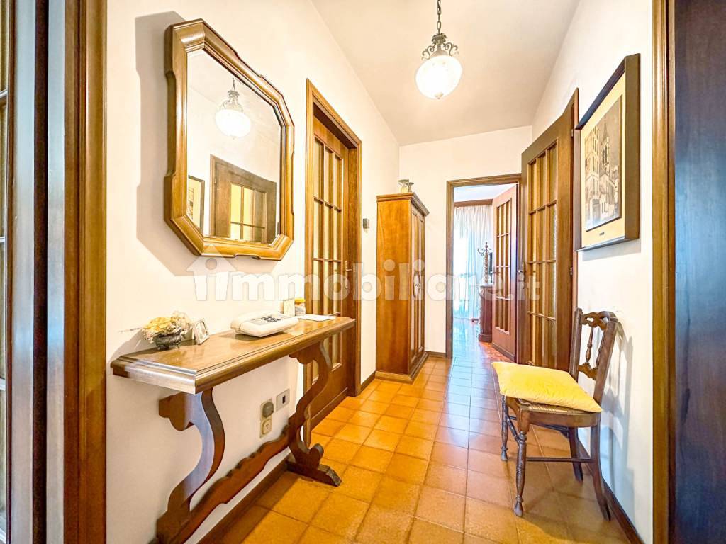 appartamento vendita borgosesia corridoio