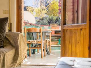 Soggiorno con balcone comunicante con matrimoniale