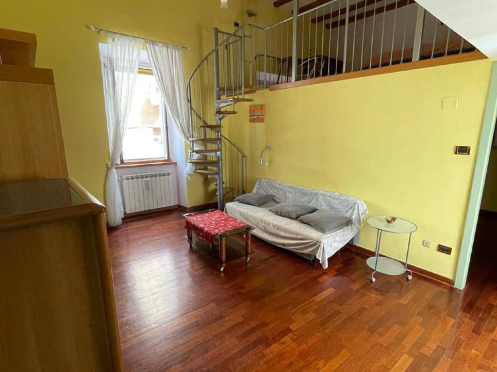 Vendita Appartamento Trieste. Trilocale in via della Tesa 16. Buono