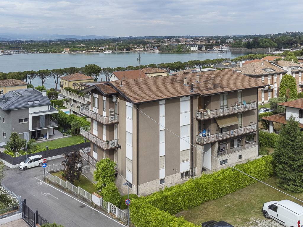 VEDUTA AEREA RESIDENCE A POCHI PASSI DAL LAGO