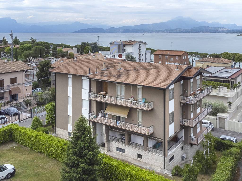 VEDUTA AEREA RESIDENCE A POCHI PASSI DAL LAGO