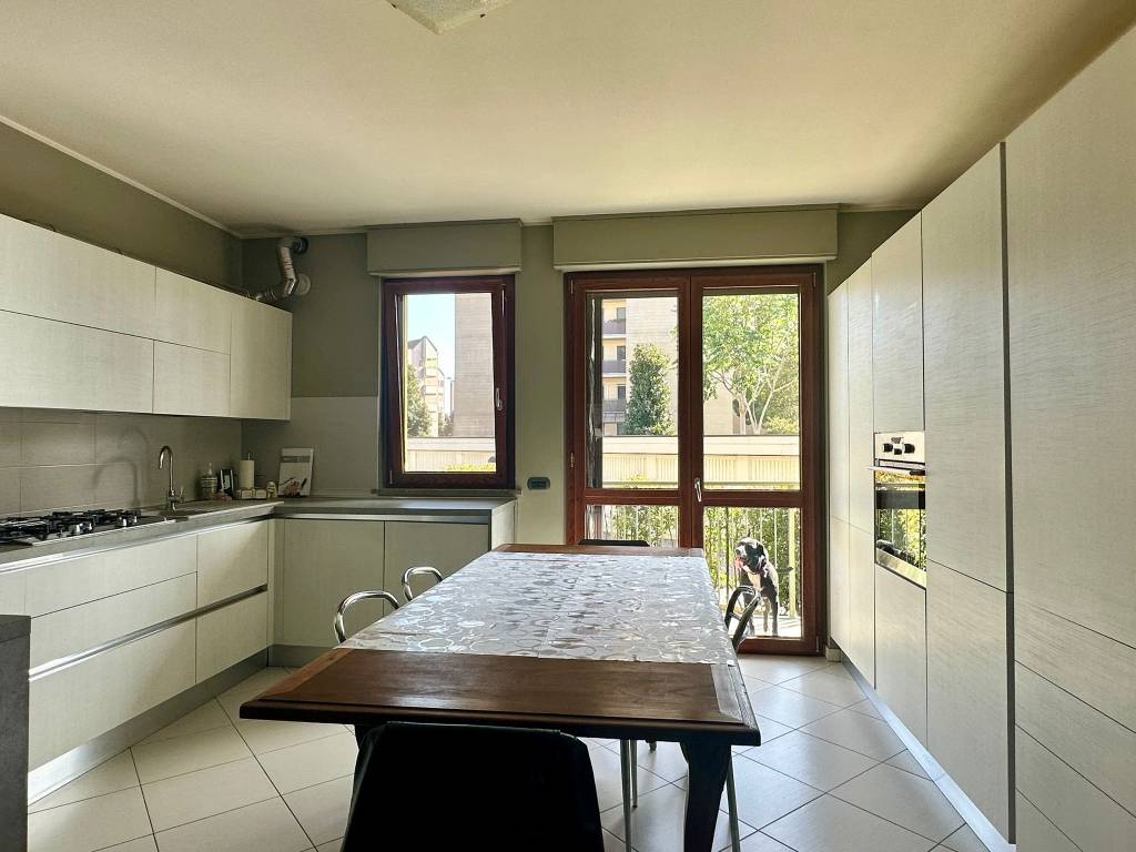 Cucina a vista con accesso al giardino