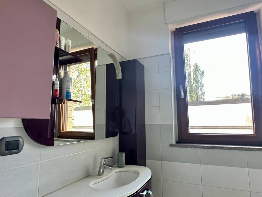 Bagno finestrato con doccia