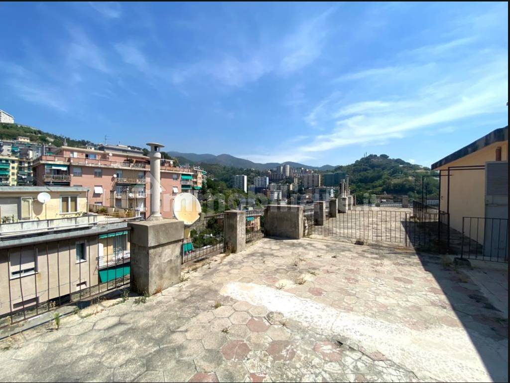 Vendita Appartamento Genova. Trilocale in via Gaspare Murtola. Buono